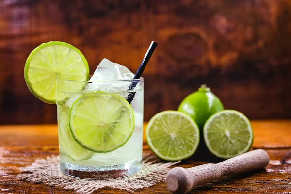 Cocktail Caipirinha, de perto. Coquetel brasileiro tradicional feito com cachaça, açúcar e limão . — Fotografia de Stock