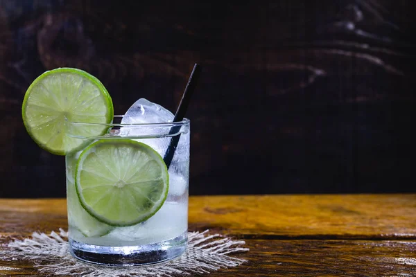 Brazilská Caipirinha, typický brazilský koktejl vyrobený s citronem, Cachaça a cukrem. Tradiční brazilský nápoj, izolovaný s prostorem pro text. — Stock fotografie