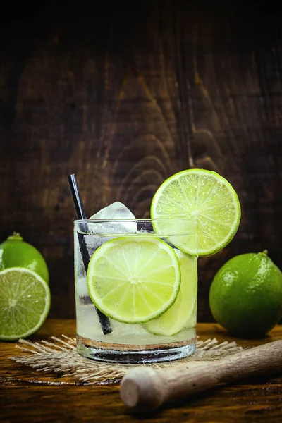 Caipirinha Brasileira, típica coquetel brasileiro feito com limão, cachaça e açúcar. Bebida tradicional do brasil, isolada com espaço para texto . — Fotografia de Stock