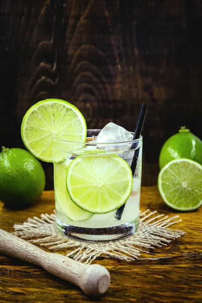 Brazilská Caipirinha, typický brazilský koktejl vyrobený s citronem, Cachaça a cukrem. Tradiční brazilský nápoj, izolovaný s prostorem pro text. — Stock fotografie