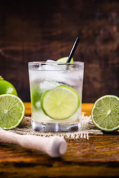 Cocktail Caipirinha, de perto. Coquetel brasileiro tradicional feito com cachaça, açúcar e limão . — Fotografia de Stock