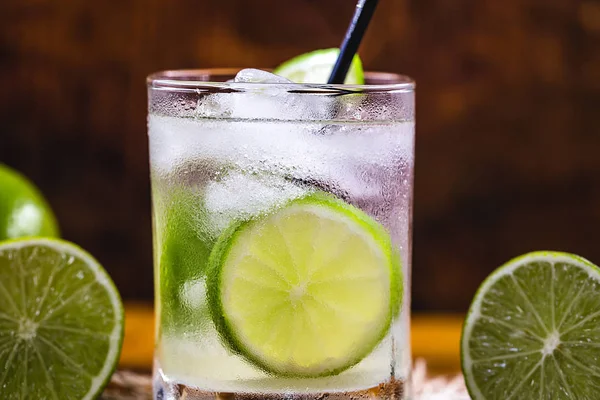 Caipirinha is Brazil 's national cocktail, made with cachaca, sugar and lime . — стоковое фото