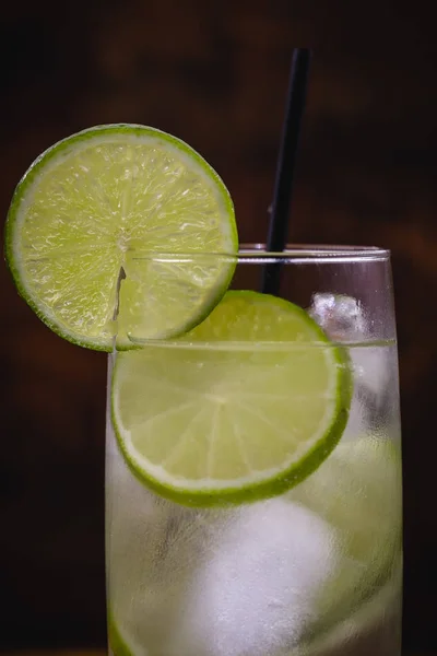 Caipirinha, um típico coquetel brasileiro feito com limão, cachaça e açúcar. Bebida tradicional brasileira, isolada com espaço para texto . — Fotografia de Stock