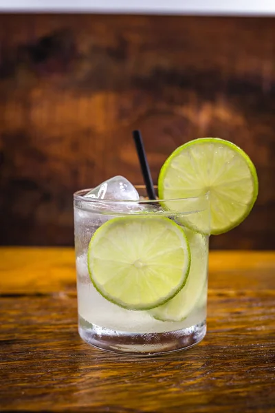 Caipirinha, limón Caipirinha de Lima de Fruta de Brasil. Bebida tradicional brasileña . —  Fotos de Stock