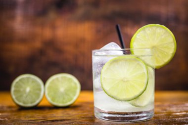 Caipirinha, limon, cachaca ve şeker ile yapılan tipik bir Brezilya kokteyli. Brezilya geleneksel içki, metin için alan ile izole.