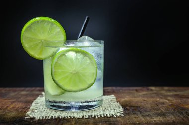 Caipirinha, limon, cachaca ve şeker ile yapılan tipik bir Brezilya kokteyli. Brezilya geleneksel içki, metin için alan ile izole.
