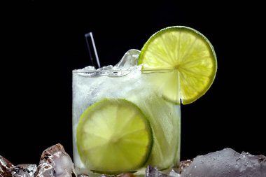 Caipirinha, limon, cachaca ve şeker ile yapılan tipik bir Brezilya kokteyli. Brezilya geleneksel içki, metin için alan ile izole.