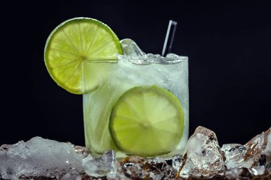 Caipirinha, limon, cachaca ve şeker ile yapılan tipik bir Brezilya kokteyli. Brezilya geleneksel içki, metin için alan ile izole.
