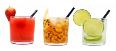 caipirinha beyaz arka plan. Limon, çilek ve tutku meyve caipirinha. Tropikal tatlar