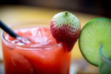 Şeker, nane ve kahverengi şeker ile geleneksel Brezilya caipirinha alkollü kokteyl. Cachaca ile meyve, çilek ve limon ile alkollü içecek