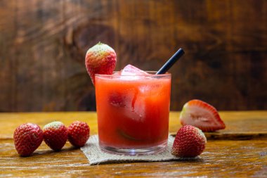 Ahşap arka planda taze çilek içeceği, Brezilya ÇilekCaipirinha barda yer. Metin için boşluk. Menü için fotoğraf.