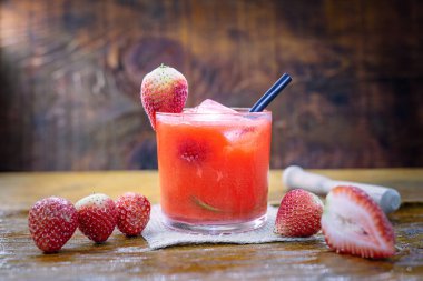 Ahşap arka planda taze çilek içeceği, Brezilya ÇilekCaipirinha barda yer. Metin için boşluk. Menü için fotoğraf.