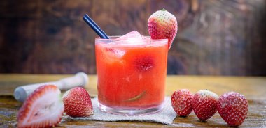 Ahşap arka planda taze çilek içeceği, Brezilya ÇilekCaipirinha barda yer. Metin için boşluk. Menü için fotoğraf.