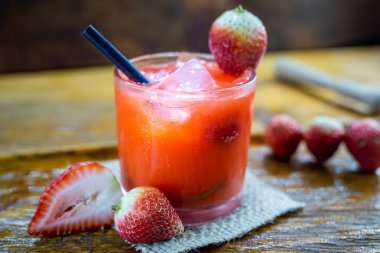 Brezilya çilekca Caipirinha barda yer alan. Metin için boşluk. çilek brezilya caipirinha içecekler, cachaca ile çilek içecek, Brezilya egzotik içecek.