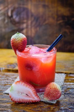 Ahşap arka planda taze çilek içeceği, Brezilya ÇilekCaipirinha barda yer. Metin için boşluk. Menü için fotoğraf.