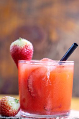 Ahşap arka planda taze çilek içeceği, Brezilya ÇilekCaipirinha barda yer. Metin için boşluk. Menü için fotoğraf.