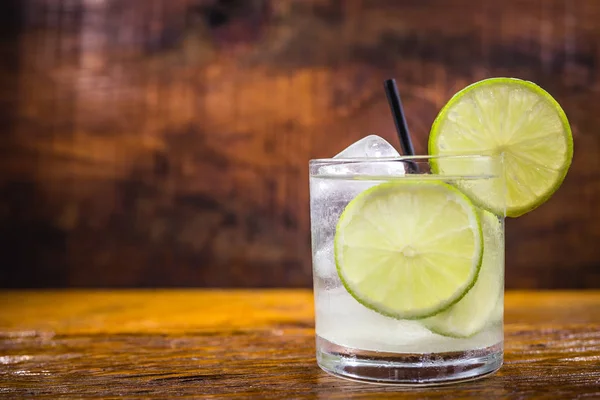 Caipirinha, limón Caipirinha de Lima de Fruta de Brasil. Bebida tradicional brasileña . —  Fotos de Stock