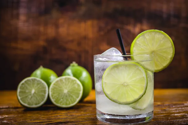 Caipirinha, limão Limão de Frutas Caipirinha do Brasil. Bebida tradicional brasileira . — Fotografia de Stock