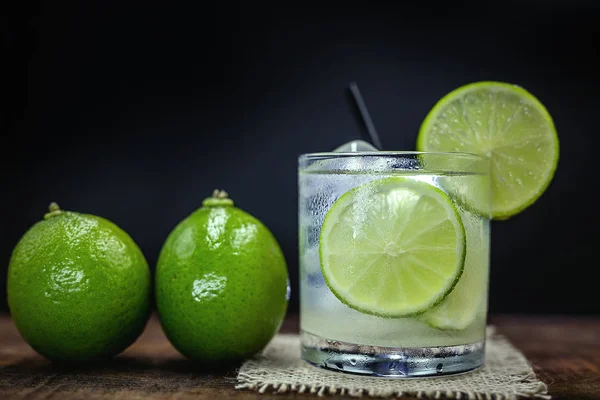 Caipirinha Limon Cachaca Şeker Ile Yapılan Tipik Bir Brezilya Kokteyli — Stok fotoğraf