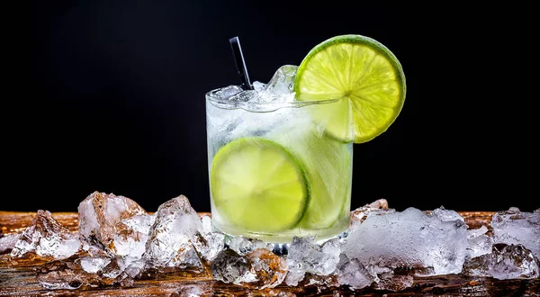 Limón Fruta Caipirinha de Lima de Brasil en gris vintage, bebida tradicional brasileña, aislado con espacio para texto . —  Fotos de Stock