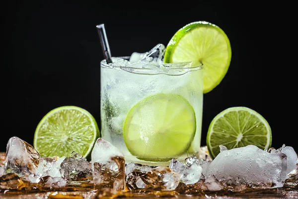 Caipirinha, un cóctel típico brasileño hecho con limón, cachaca y azúcar. Bebida tradicional brasileña, aislada con espacio para texto . —  Fotos de Stock