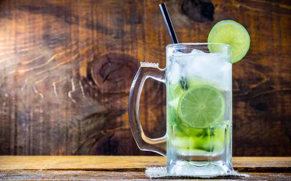 Beer caipirinha. Brazilian exotic drink of beer with lemon and cachaça. — Stock Photo, Image