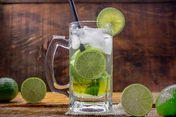 Pivní kaipinha. Brazilský exotický nápoj z piva s citronem a cachaca. — Stock fotografie