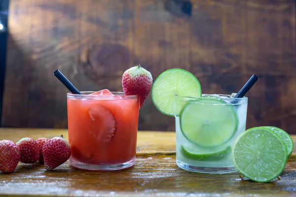 Traditionell brasiliansk Caipirinha alkoholhaltiga cocktail med socker, mynta och brunt socker. Frukt med Cachaça, brasiliansk tradition. — Stockfoto