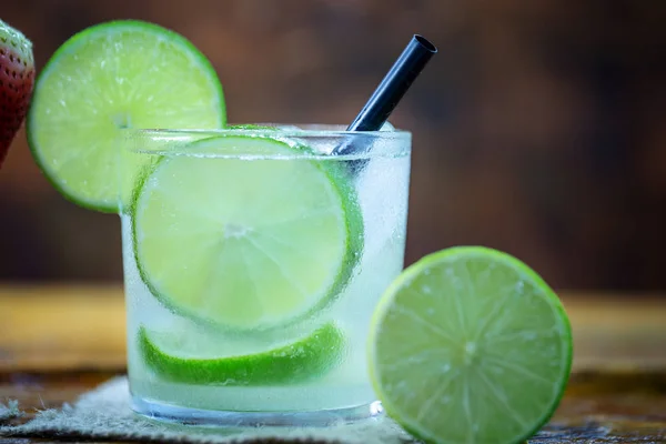 Caipirinha, lemon Fruit Lime Caipirinha of Brazil. Brazilian traditional drink. — Stock Photo, Image