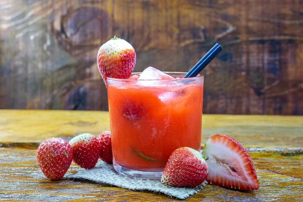 Fresh strawberry drink on wood background, Brazilian Strawberry Caipirinha is on the bar. Space for text. Photo for the menu. — Stock Photo, Image