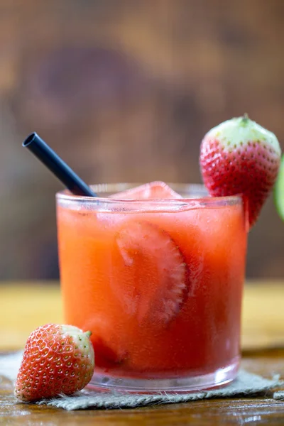 Brazilian Strawberry Caipirinha is on the bar. Space for text. brazilian caipirinha drinks of strawberry, strawberry drink with cachaca, exotic drink from Brazil. — Stock Photo, Image