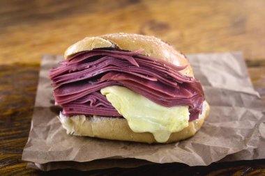 Brezilya tipik mortadella ile ekmek. Fırın atıştırması. Sao Paulo şehrinin belediye pazarında yapılan atıştırmalık.