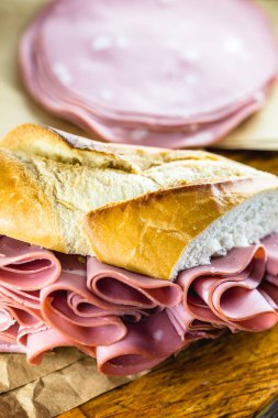 Sucuklu ekmekli sandviç. Brezilya'ya özgü atıştırmalık. Sucuklu ev yapımı ekmek atıştırması. Fast food.
