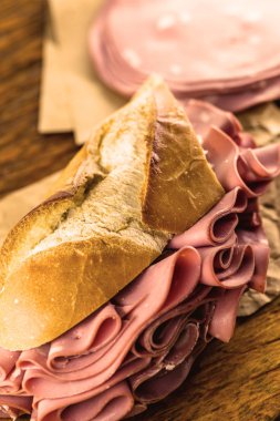 Brezilya tipik mortadella ile ekmek. Fırın atıştırması. Sao Paulo şehrinin belediye pazarında yapılan atıştırmalık.