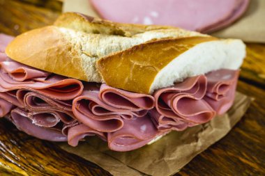 Geleneksel mortadella sandviçi. Sucuklu tuzlu ekmek. Brezilya tipik ekmek ile domuz eti Büyük snack,.