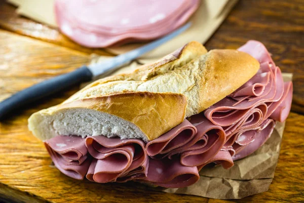 Brezilya tipik mortadella ile ekmek. Fırın atıştırması. Sao Paulo şehrinin belediye pazarında yapılan atıştırmalık. — Stok fotoğraf