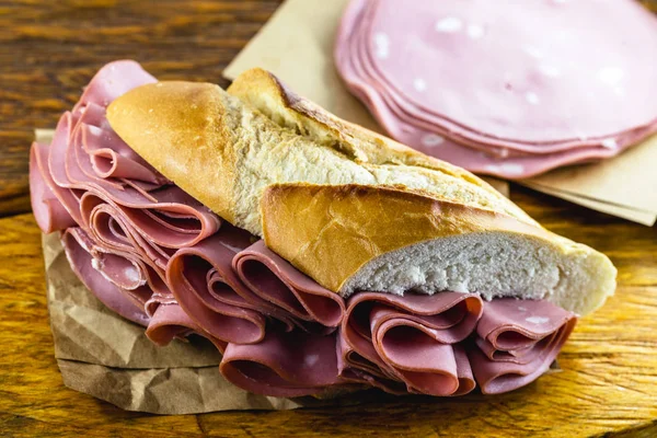 Brezilya tipik mortadella ile ekmek. Fırın atıştırması. Sao Paulo şehrinin belediye pazarında yapılan atıştırmalık. — Stok fotoğraf