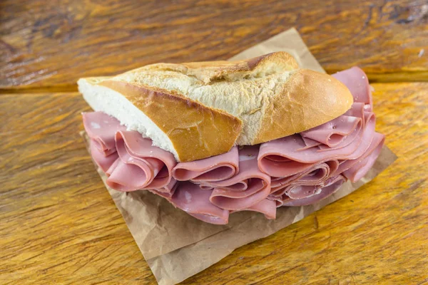 Brezilya tipik mortadella ile ekmek. Fırın atıştırması. Sao Paulo şehrinin belediye pazarında yapılan atıştırmalık. — Stok fotoğraf