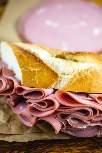 Brezilya tipik mortadella ile ekmek. Fırın atıştırması. Sao Paulo şehrinin belediye pazarında yapılan atıştırmalık. — Stok fotoğraf