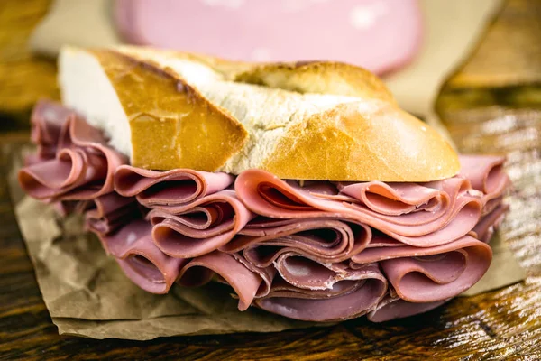 Geleneksel mortadella sandviçi. Sucuklu tuzlu ekmek. Brezilya tipik ekmek ile domuz eti Büyük snack,. — Stok fotoğraf