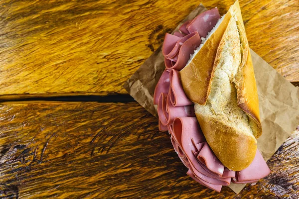 Panino tradizionale alla mortadella. Pane salato con mortadella. Ottimo spuntino di maiale con pane, tipico del Brasile . — Foto Stock