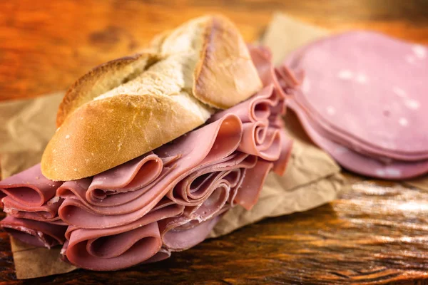 Geleneksel mortadella sandviçi. Sucuklu tuzlu ekmek. Brezilya tipik ekmek ile domuz eti Büyük snack,. — Stok fotoğraf