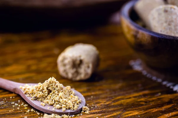 Tahta bir kaşık, tipik Brezilya fıstık şekeri Paçoca zemin. Brezilya'dan yapılan gıda kuzeydoğu ve Minas Gerais eyaletinde yapılan.