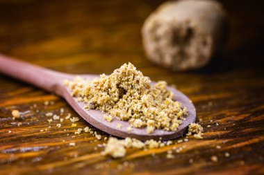 Tahta bir kaşık, tipik Brezilya fıstık şekeri Paçoca zemin. Brezilya'dan yapılan gıda kuzeydoğu ve Minas Gerais eyaletinde yapılan.