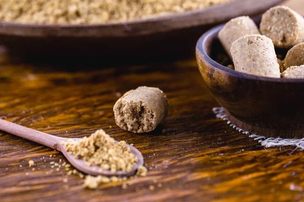 Tahta bir kaşık, tipik Brezilya fıstık şekeri Paçoca zemin. Brezilya'dan yapılan gıda kuzeydoğu ve Minas Gerais eyaletinde yapılan.