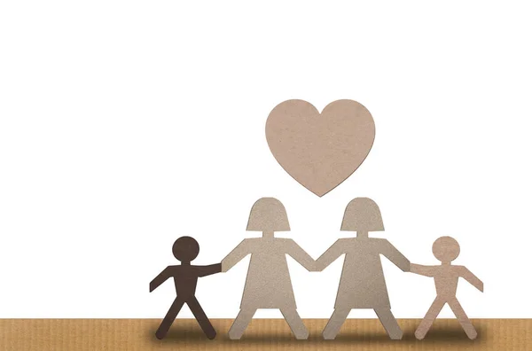 Concept van adoptie en interraciale familie, late adoptie. Papier familie met geadopteerde kinderen en volwassen paar, kinderen met verschillende etniciteiten. — Stockfoto