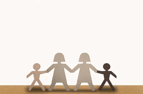 现代家庭的概念，关于一对夫妇拥抱孩子的概念形象。收养孩子。lgbt 权利 — 图库照片