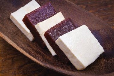 Peynirli Goiabada, junin şenliklerinde servis edilen tipik Brezilya tatlısı. Madenlerden peynir ile Guava şeker.