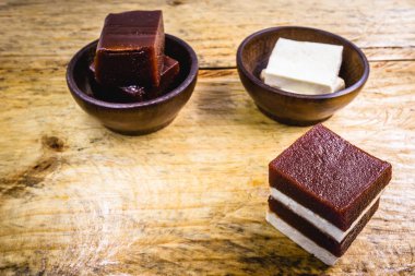 Peynirli Goiabada, junin şenliklerinde servis edilen tipik Brezilya tatlısı. Madenlerden peynir ile Guava şeker.