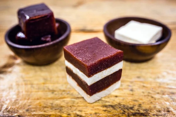 Goiabada se sýrem, typickým brazilským zákuskem, který sloužil v džuninských slavností. Guava cukrová se sýrem z dolů. — Stock fotografie